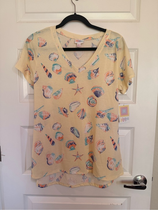 LuLaRoe Tops - LuLaRoe Christy Tee